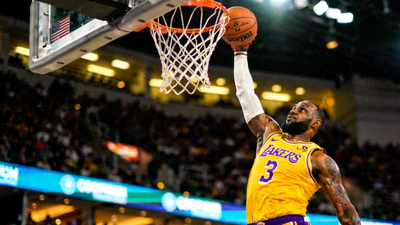 NBA湖人队詹姆斯扣篮精彩瞬间，球馆灯光聚焦