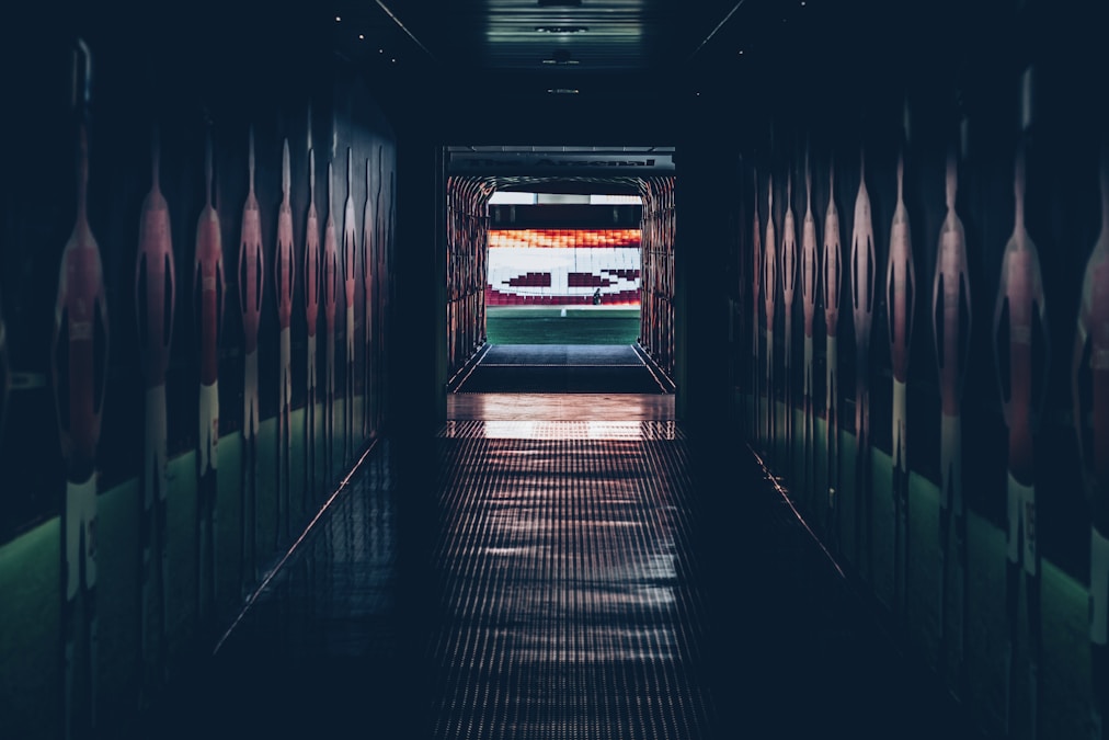 上海德比足球比赛现场高清直播画面，球员在绿茵场上激烈对抗